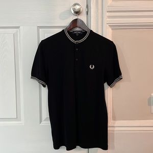 Fred Perry T shirt with 3 buttons.
